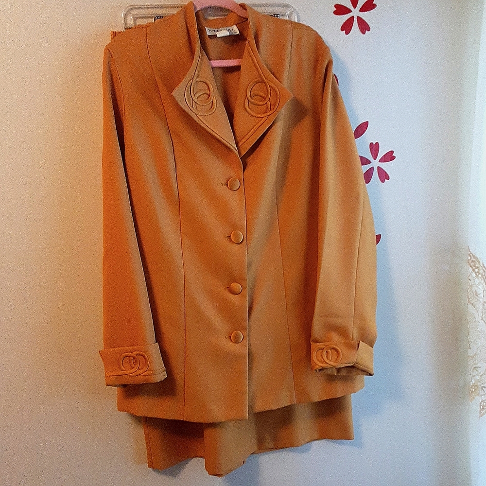 Tower Hill Collection plus size women's suit, size 20, beautiful gold color